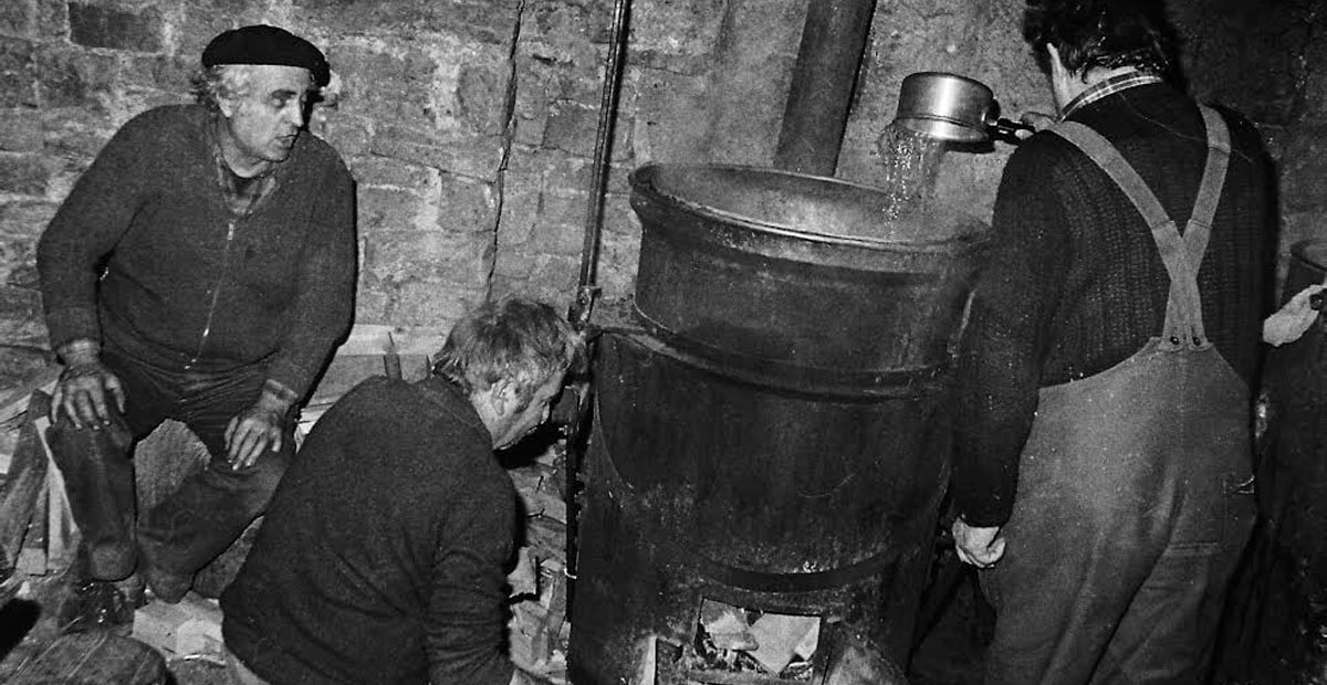 Distillation dans le Jura dans les années soixante-dix (Documents : Daniel Greusard).